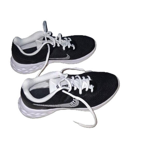 Nike Women’s Black & White Athletic Sneakers | Size 7.5 - Picture 4 of 8